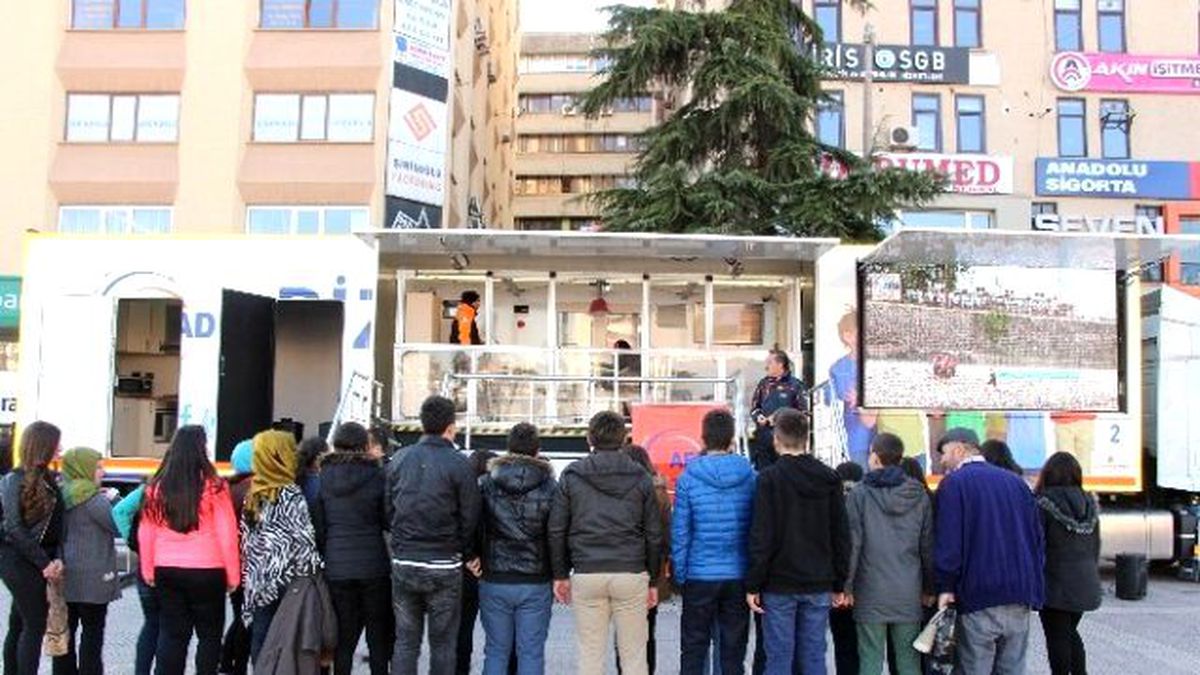 Öğrenciler Deprem Anını Yaşıyor