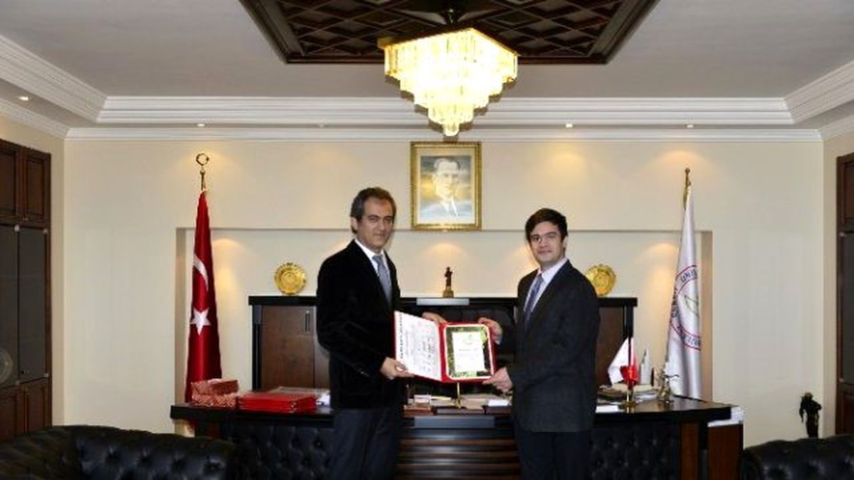Rektör Özer\'den Akademik ve İdari Personele Teşekkür Belgesi