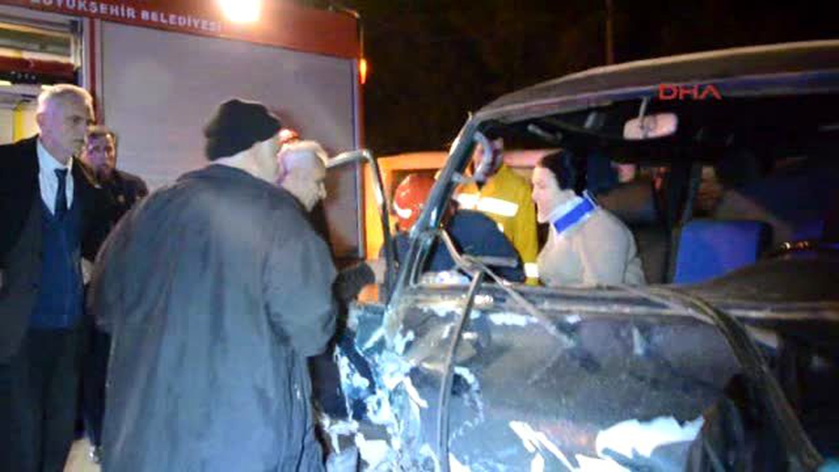 Sakarya - Otomobil ile Minibüs Çarpıştı: 2 Yaralı