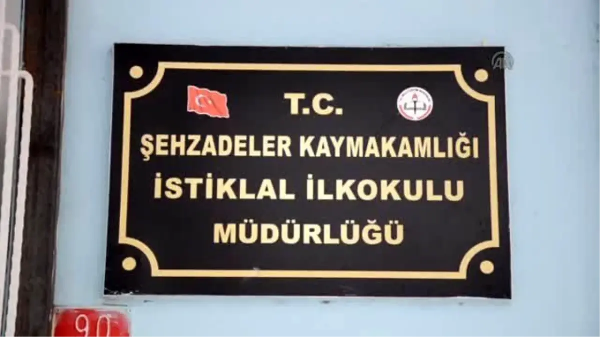 Şehzadeler\'de Öğrencilere Süt Dağıtıldı