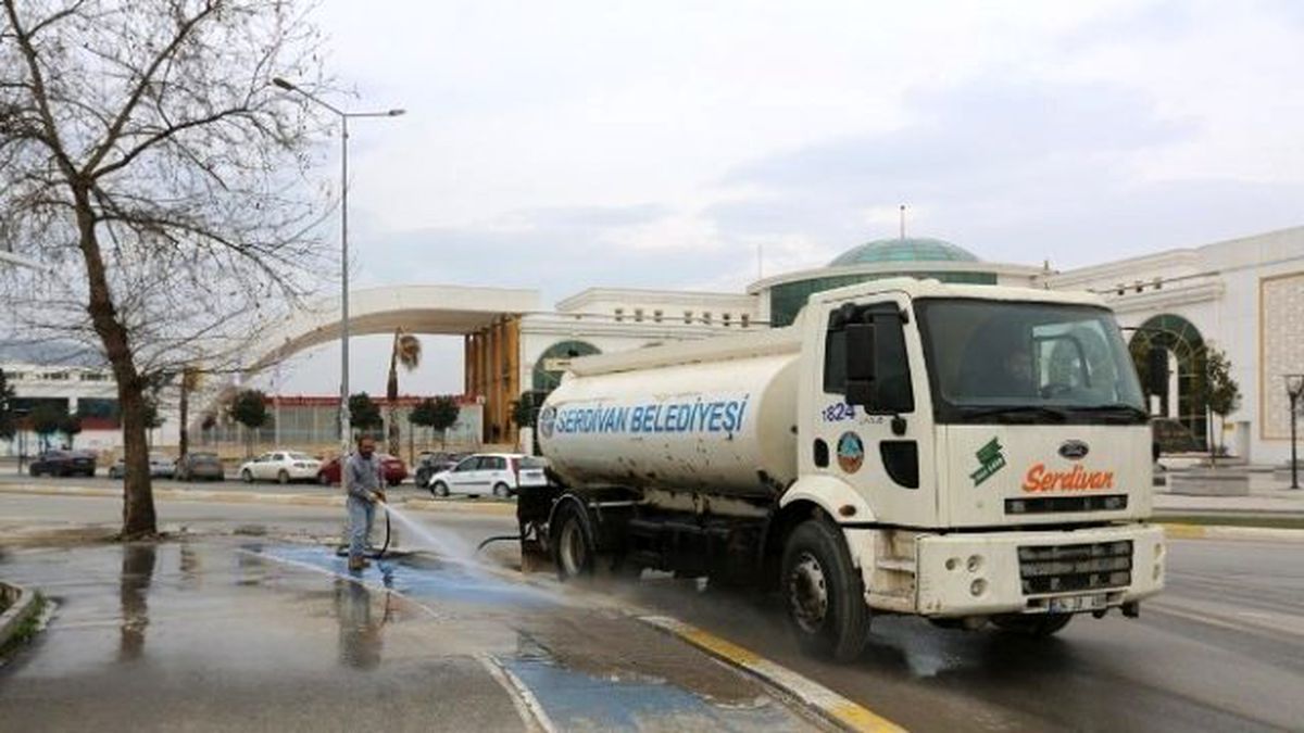 Serdivan\'da Temizlik İşçileri Cadde ve Ara Sokakları Temizliyor