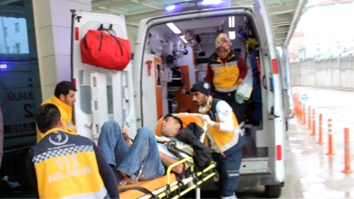 Siirt\'te Öğretmen ve İşçileri Taşıyan Minibüs Takla Attı: 12 Yaralı
