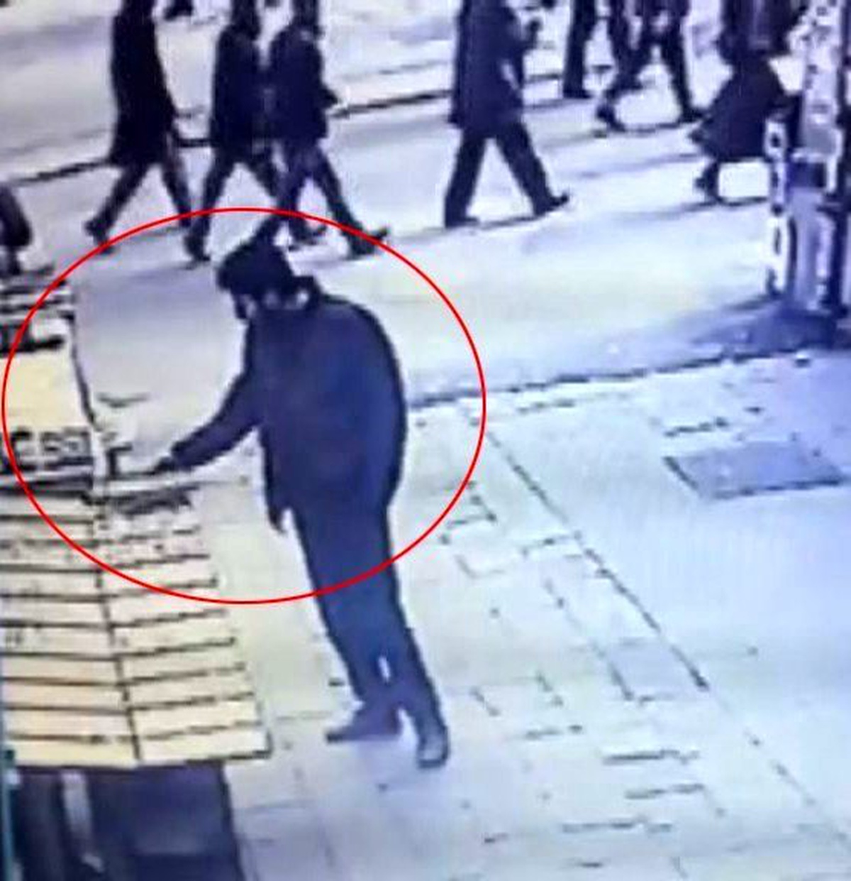 Taksim\'de Soğukkanlı Hırsız Takı Tablasını Çalarken Kameralara Yakalandı