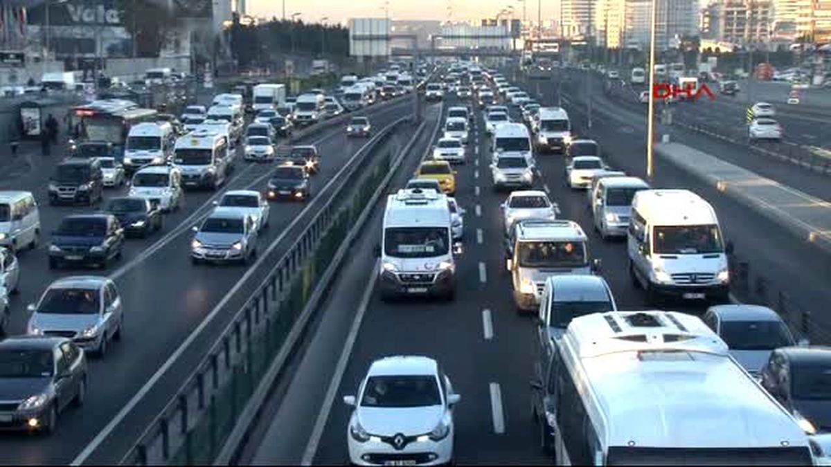İstanbul'da Tatil Çilesi! Trafik Felç Oldu
