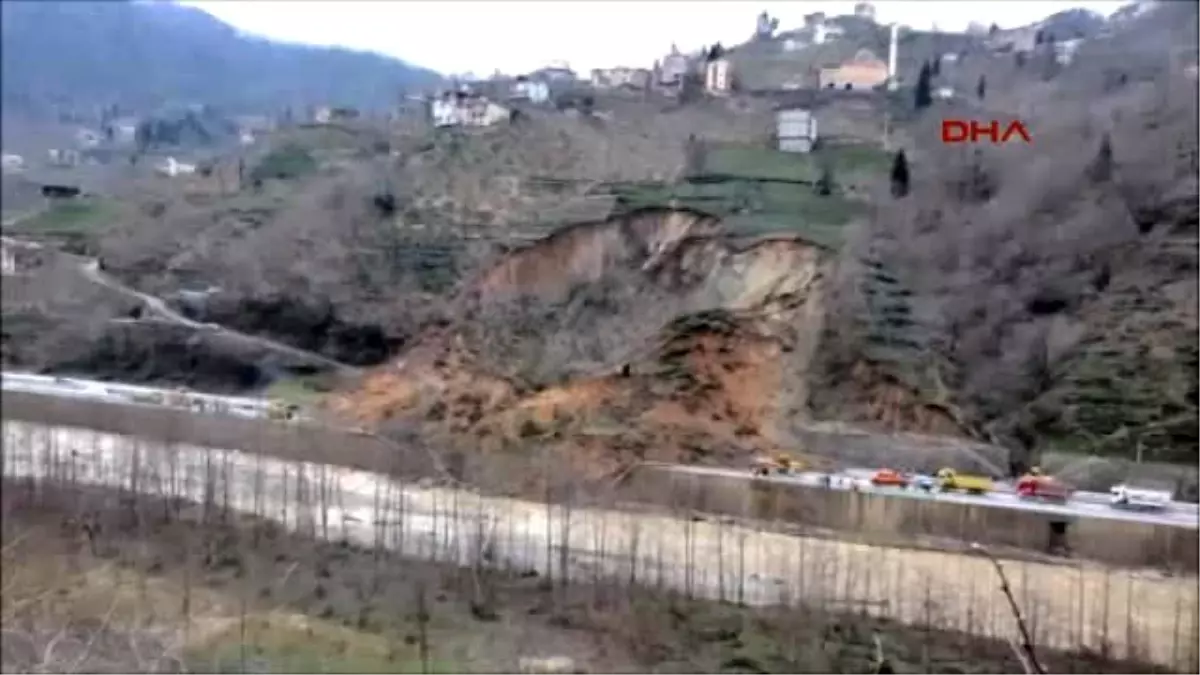 Trabzon?un Of ve Çaykara İlçeleri Arasındaki Karayolu Heyelan Nedeniyle Trafiğe Kapandı.