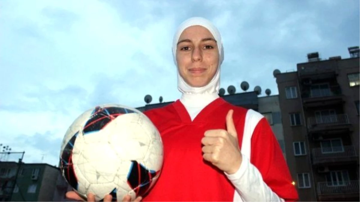 Türkiye\'nin İlk Türbanlı Futbolcusu, Örtülü Kızlara Yeşil Sahanın Kapısını Açtı