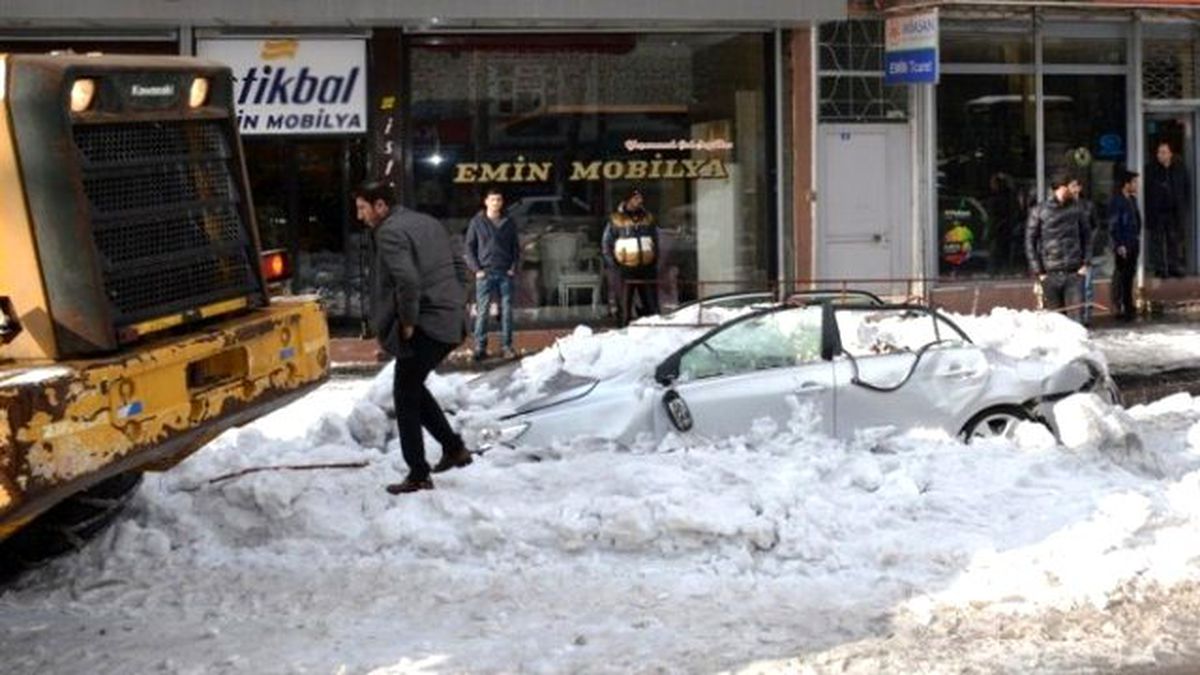 Üzerine Kar Kütlesi Düşen Şahıs Öldü