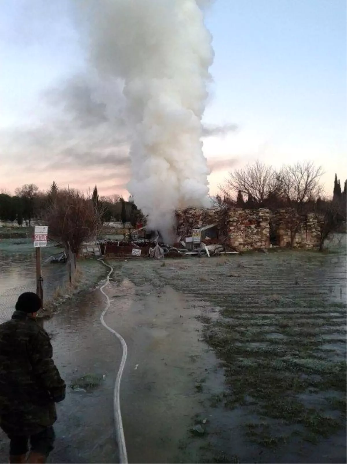 Yangın Evi Kullanılamaz Hale Getirdi