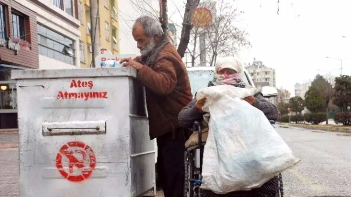 64 Yaşındaki Yaşlı Adam, Kötürüm Eşiyle Birlikte Hurda Topluyor