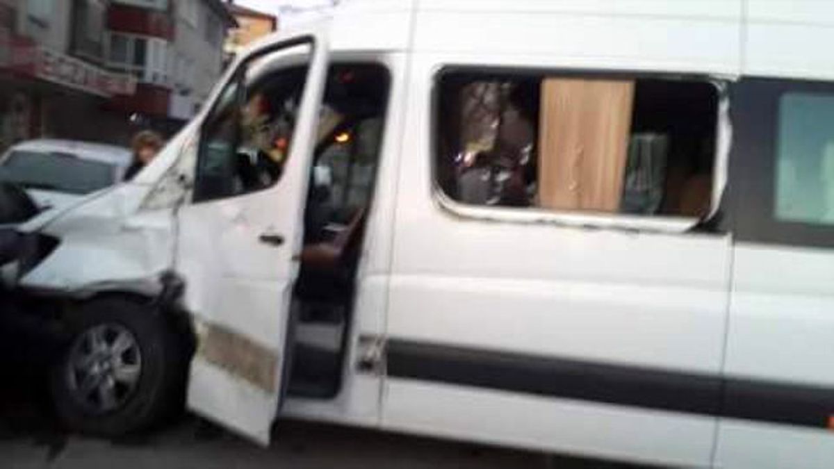 Ak Partililerin Bulunduğu Minibüs Çankırı\'da Kaza Yaptı
