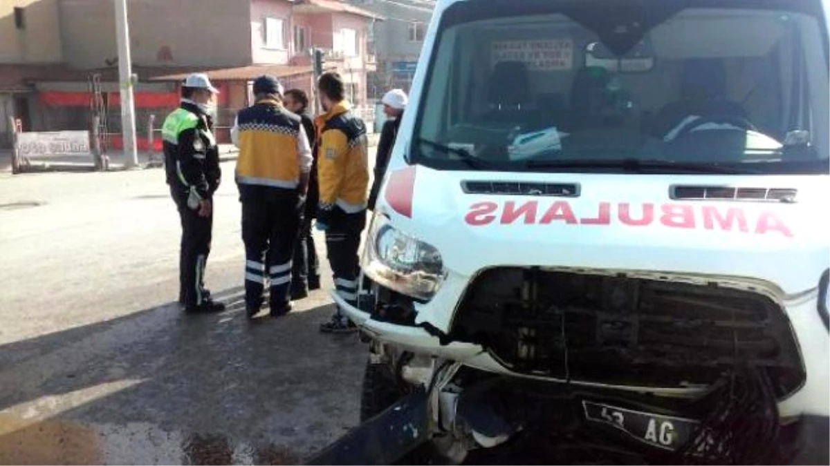 Ambulansla Otomobil Çarpıştı, 4 Kişi Yaralandı