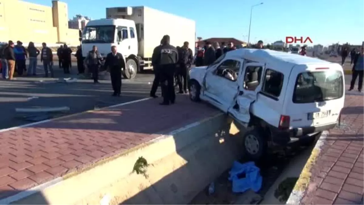 Antalya Kontrolsüz Kavşakta Kaza: 3 Yaralı