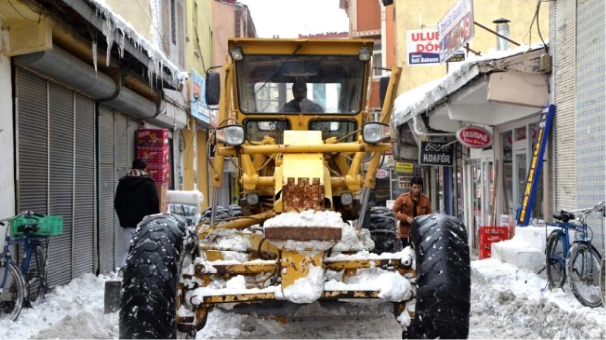 Ara sokaklarda kar temizleme çalışmamız devam ediyor