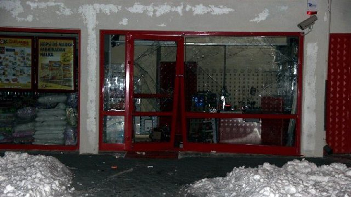 Arabayla Kapısını Kırdıkları Marketi Soydular