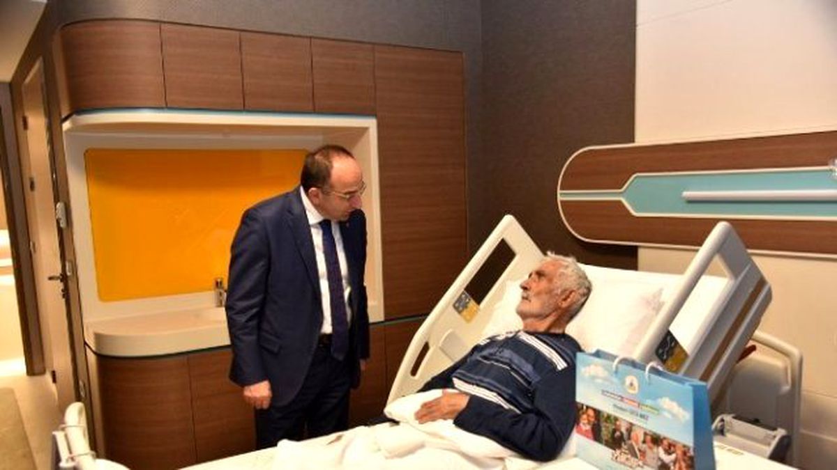 Başkan Üzülmez, Hastalara Moral Veriyor