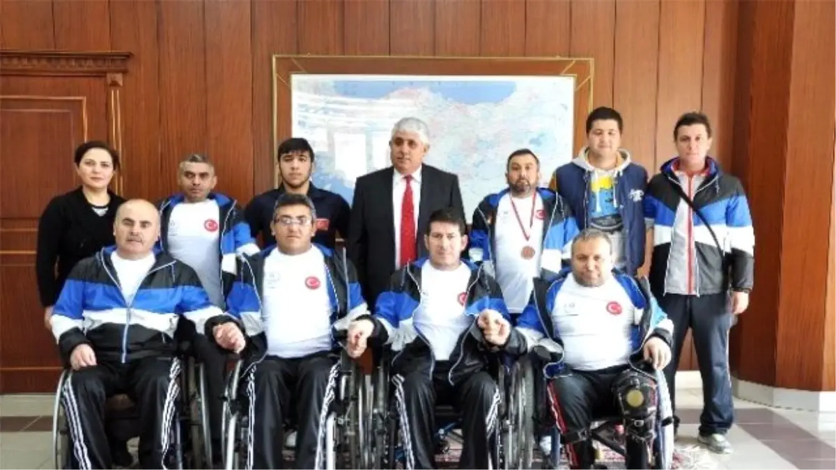 Bedensel Engelli Badmintoncular Sorgun Belediye Başkanı Şimşek\'i Ziyaret Etti