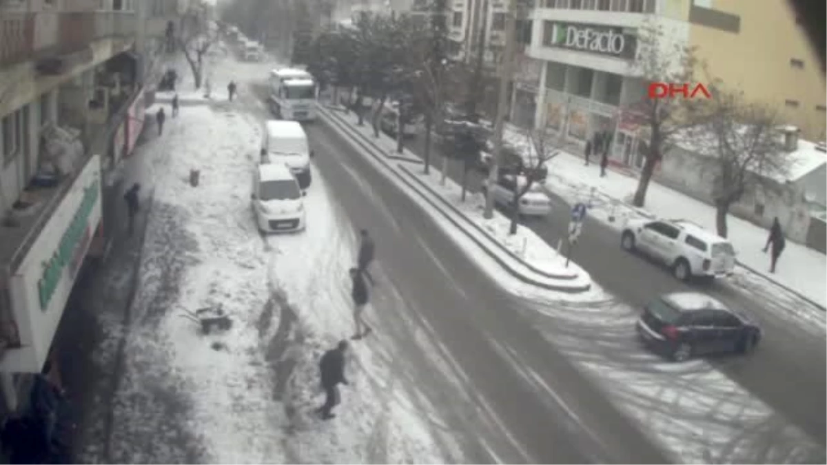 Bitlis Bir Kişinin Ölümüne Neden Olan Karın Düşme Anı Mobesede