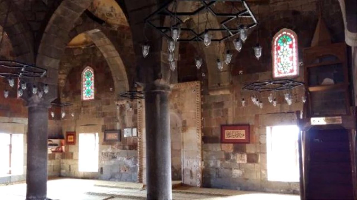 Değerli Diye Tarihi Caminin Duvarındaki Taşı Söktüler