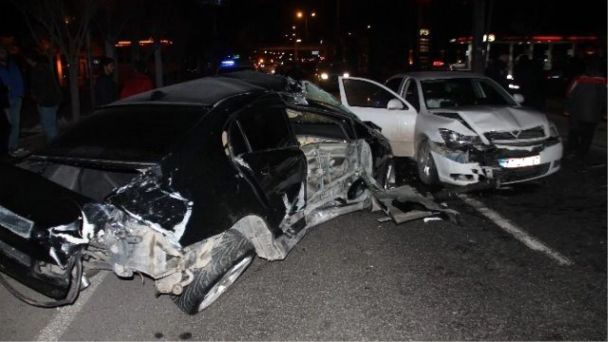 Elazığ\'da 3 Otomobil Birbirine Girdi: 5 Yaralı