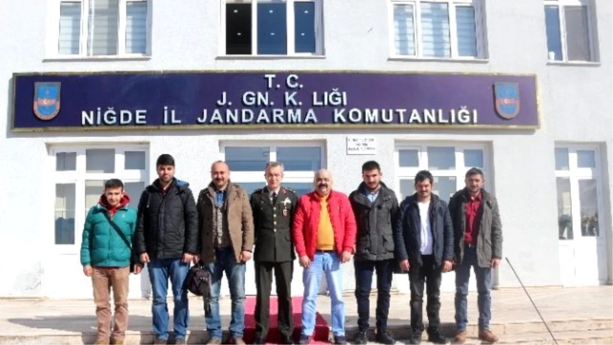 Gazetecilerden Alay Komutanına Ziyaret