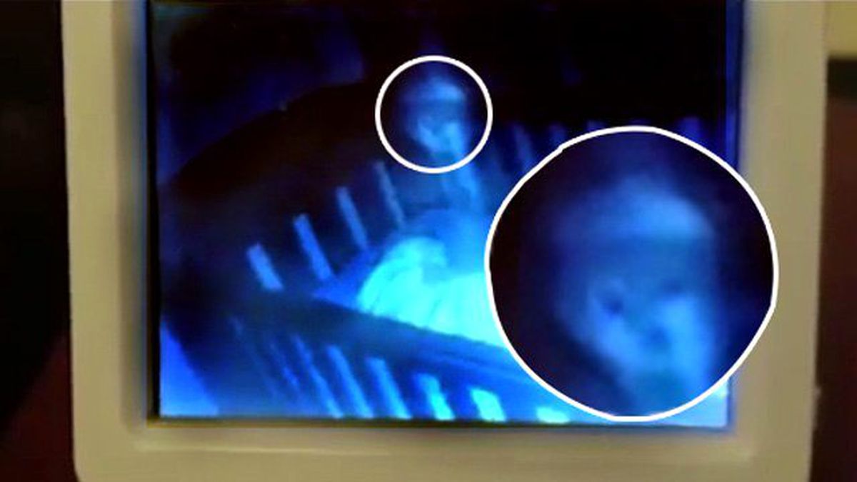 Bir Anne Bebek Kamerasıyla Evindeki Hayaletleri Görüntülediğini İddia Etti