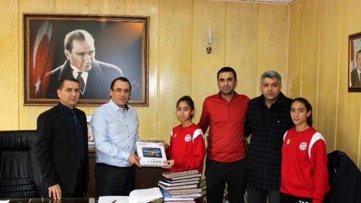 Kaymakam Kaya, Atletizm Şampiyonlarını Tablet Bilgisayarla Ödüllendirdi