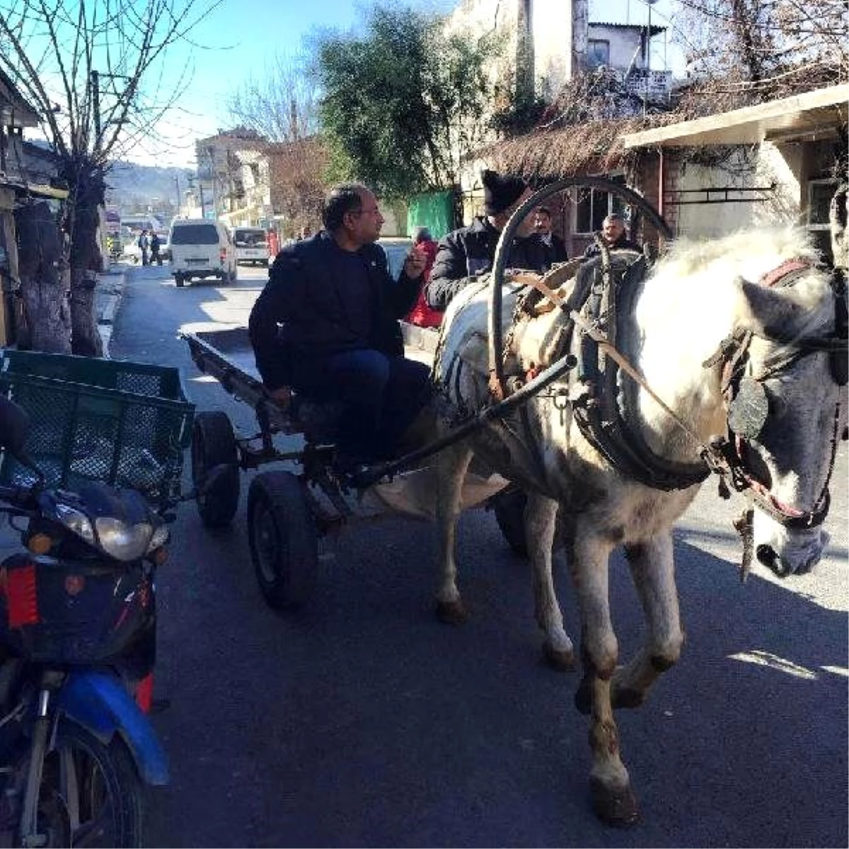 CHP\'li Vekil, Kırmızı Plakayı Bırakıp At Arabasına Bindi