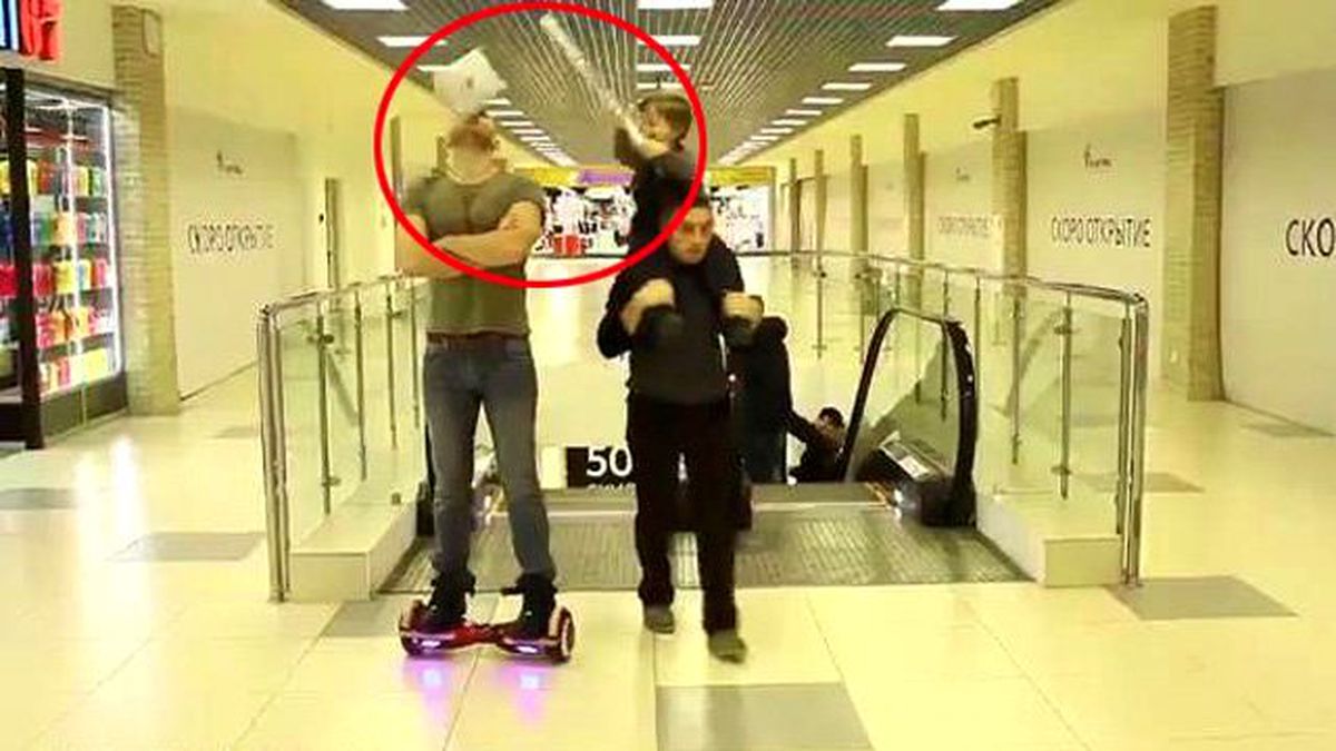 Küçük Çocuk, Şov Yapan Adamın Karizmasını Çizdi