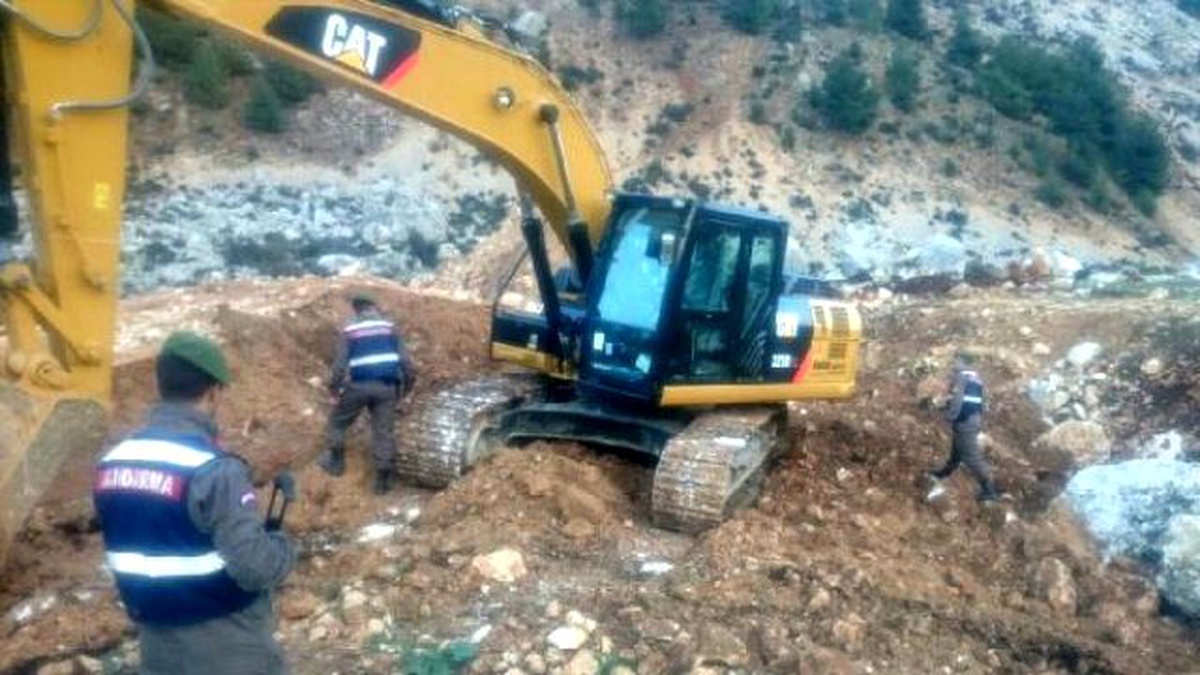 Mersin\'de Kaçak Kazı Yapan 12 Kişi Yakalandı