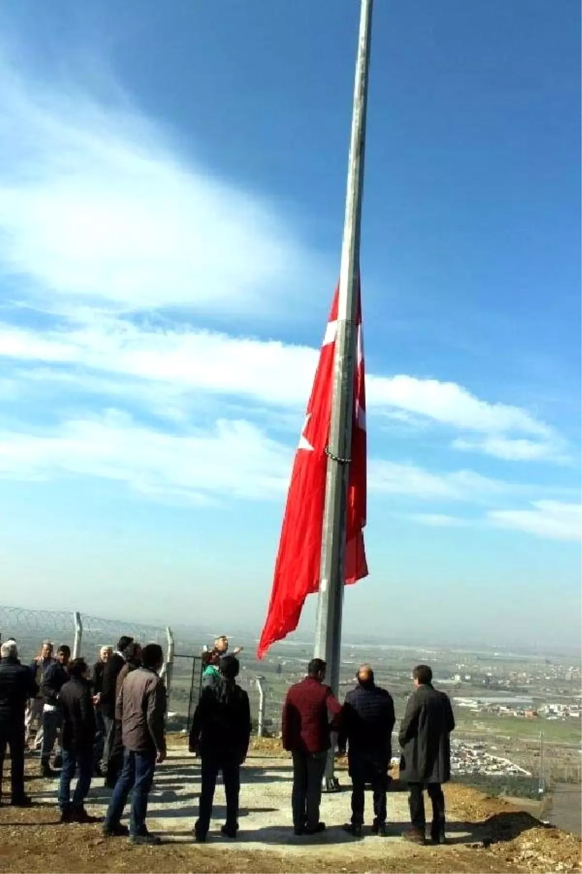 "PKK" Yazılan Tepeye Türk Bayrağı Dikildi