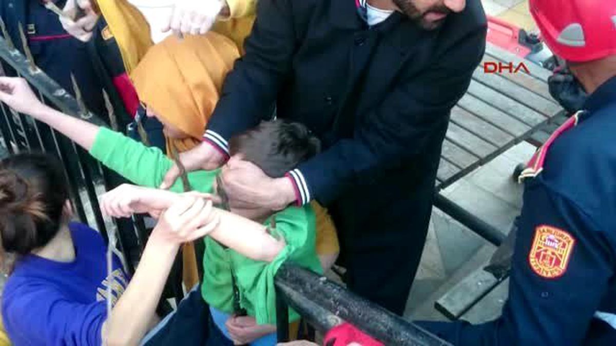 Şanlıurfa?da 12 Yaşındaki Çocuğun Koluna Demir Saplandı