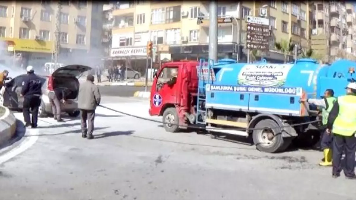 Şanlıurfa\'da Yanan Otomobili Belediye Görevlileri Söndürdü