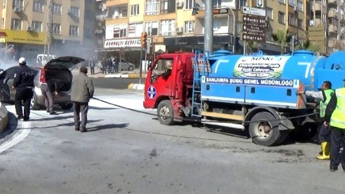 Yanan Otomobili Belediye Çalışanları Söndürdü
