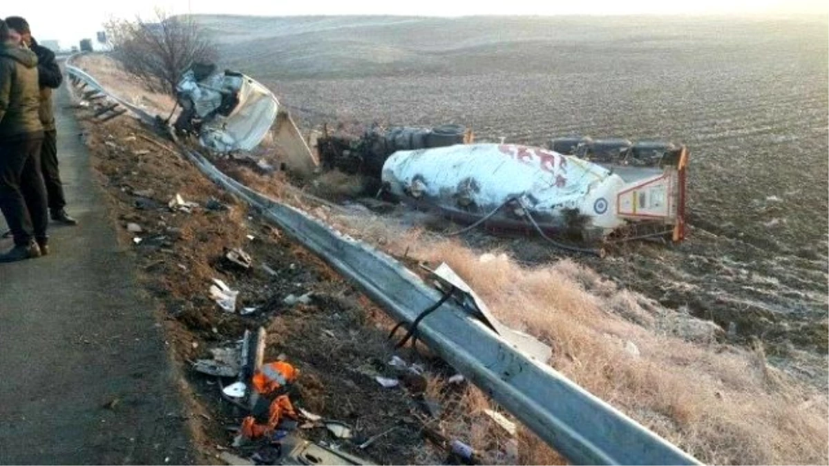 Ankara\'da Otobüs ile Mozaik Yüklü Tır Çarpıştı: 8 Yaralı