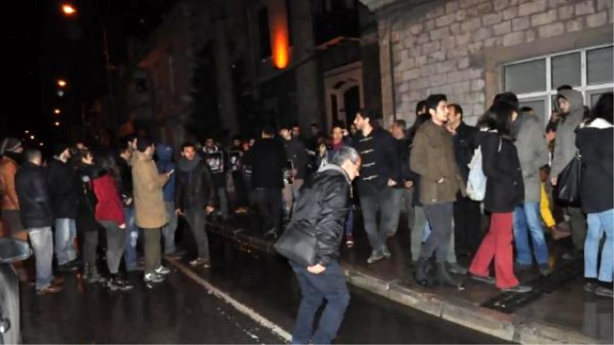 Ankara Garı\'ndaki Bombalı Saldırıyı Protesto Eden Gruba Müdahale: 16 Gözaltı