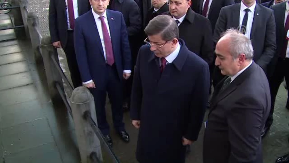 Başbakan Davutoğlu, Ahmet Benler\'in Anıtını Ziyaret Etti