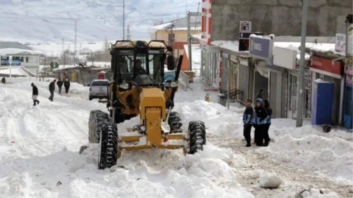 Başkale\'de Kar Temizleme Çalışması