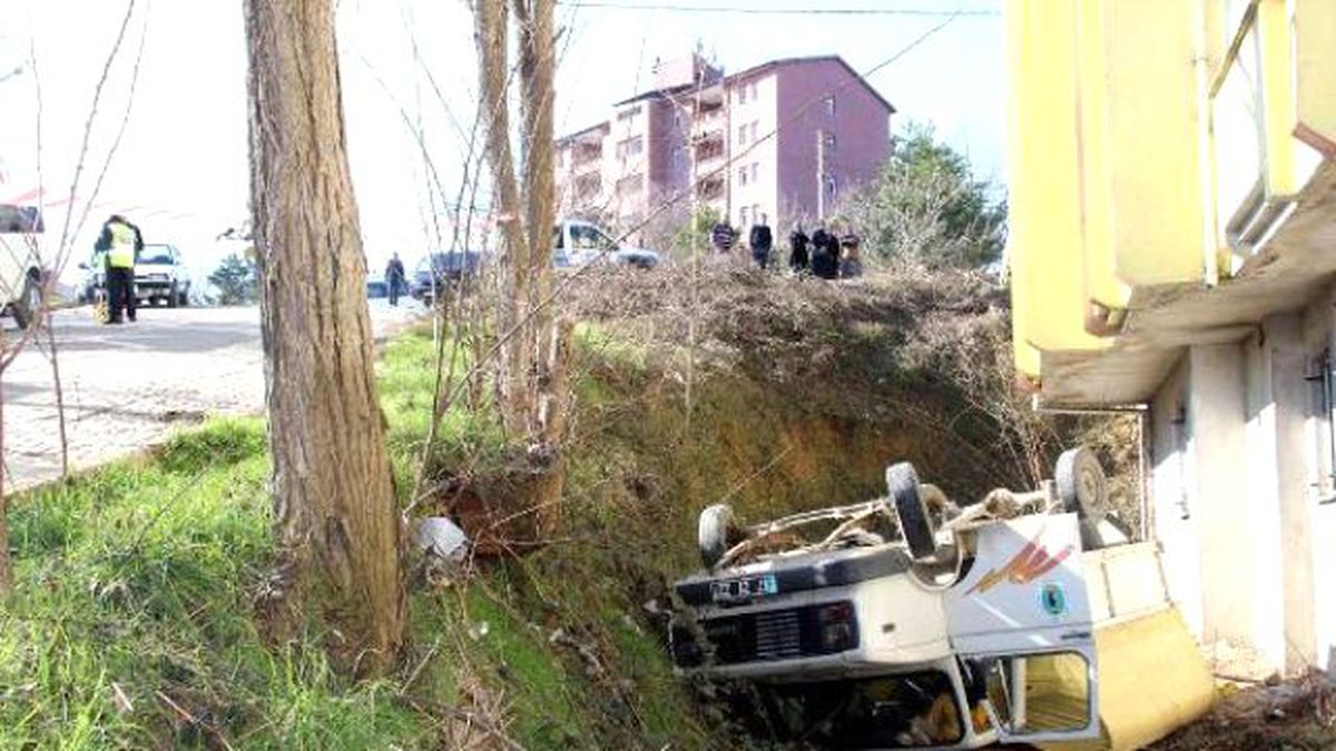 Belediye Kamyoneti Devrildi, 3 İşçi Yaralandı