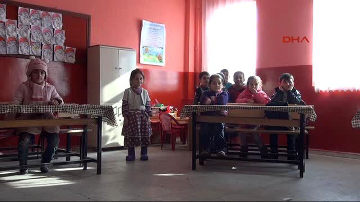 Bitlis Köy Öğretmenin Öğrencileri ile Çektiği Video Büyük İlgi Gördü