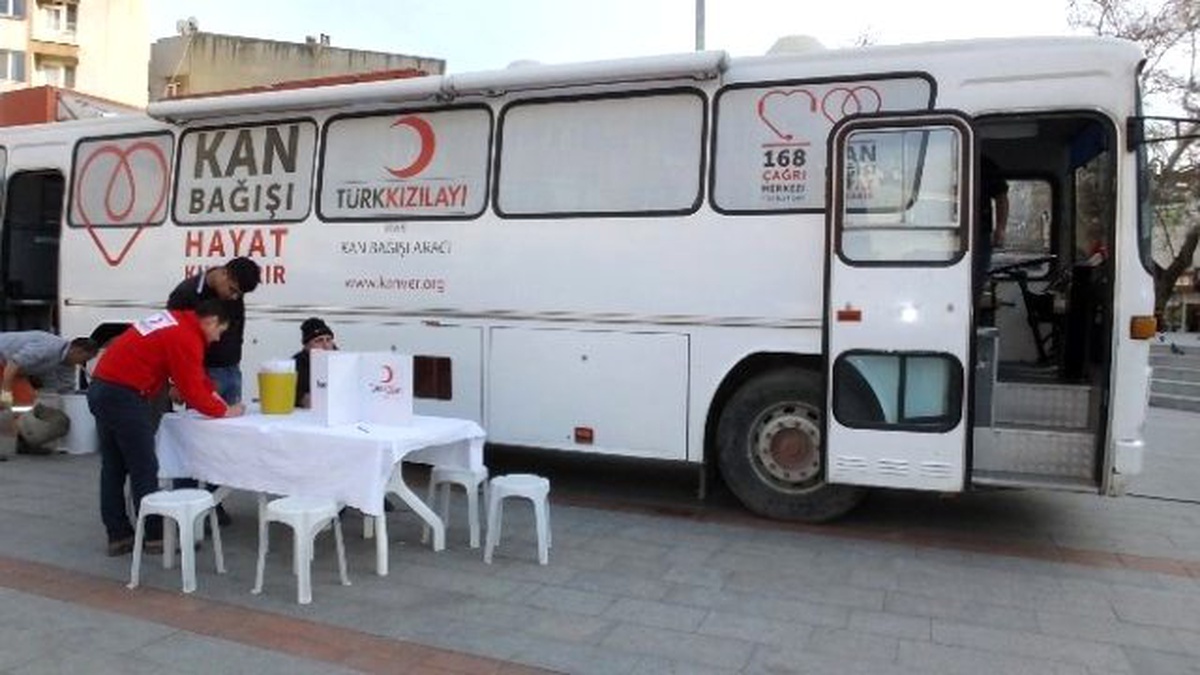 Burhaniye\'de Kızılay\'ın Kan Kampanyasına Yoğun İlgi