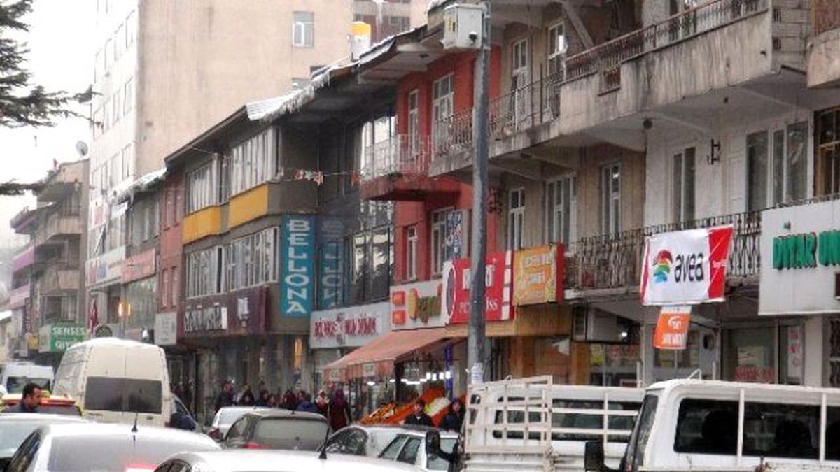 Çatılarda Biriken Kar Kütleleri Kazalara Davetiye Çıkarıyor