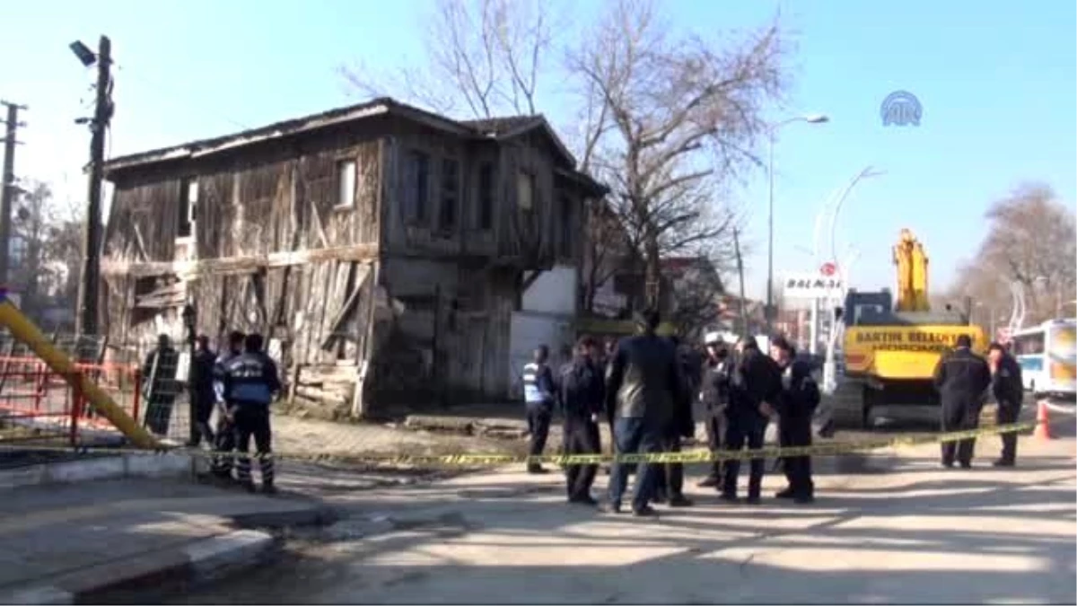 Çökme Tehlikesi Bulunan Ahşap Bina Ekiplerce Yıkıldı