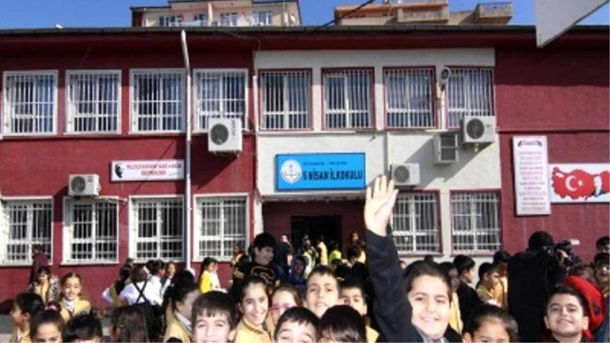 Diyarbakır\'da Öğrencilere Süt Dağıtıldı