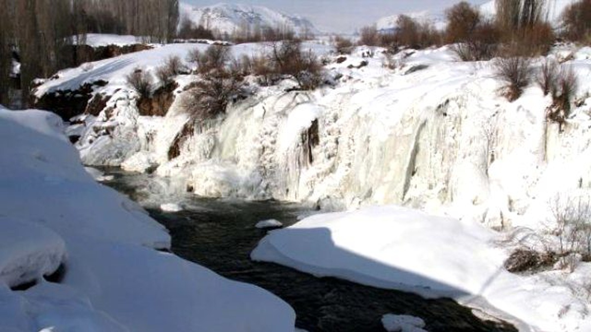 Donan Muradiye Şelalesi Farklı Güzel
