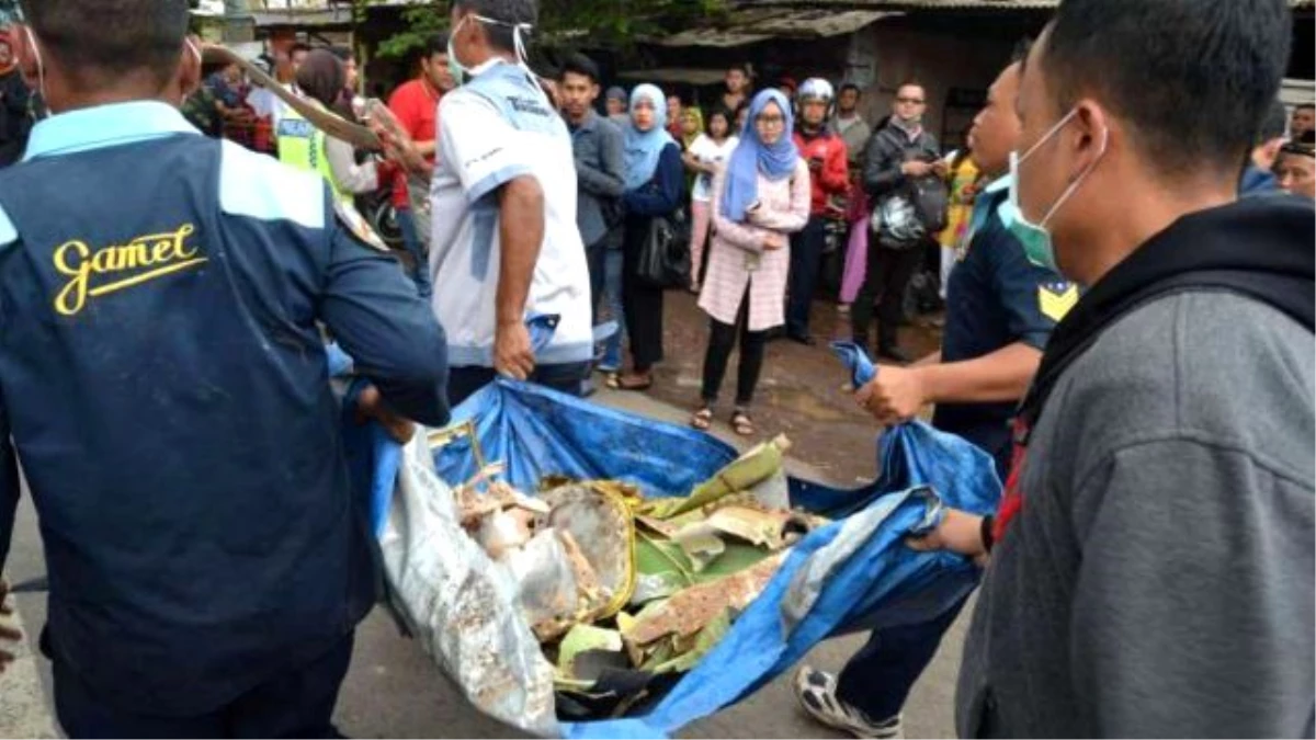 Endonezya\'da Uçak Evin Üstüne Düştü