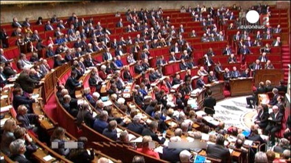 Fransa\'da Tartışmalı Yeni Anayasa Maddelerine Meclisten Destek