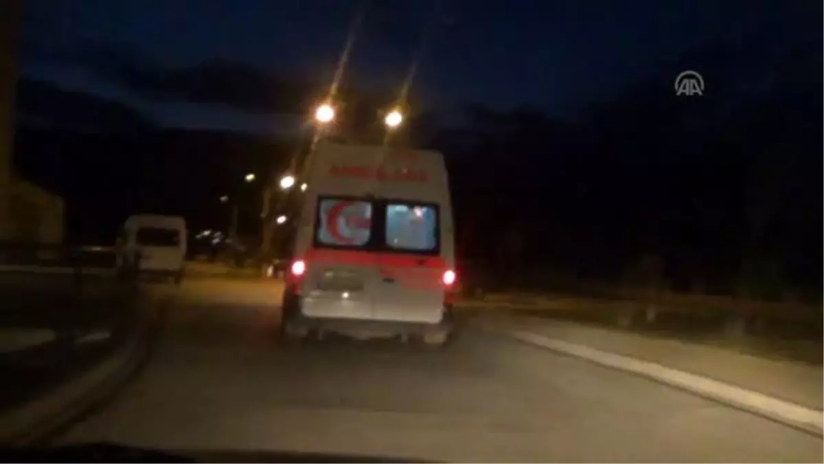 Gaziantep\'te Minibüs ile Otomobil Çarpıştı: 15 Yaralı