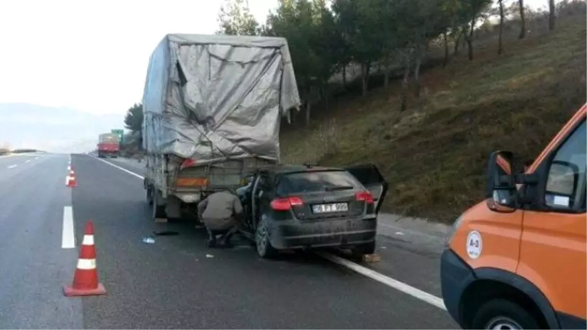 Kamyona Çarpan Otomobilin Sürücüsü Yaşamını Yitirdi