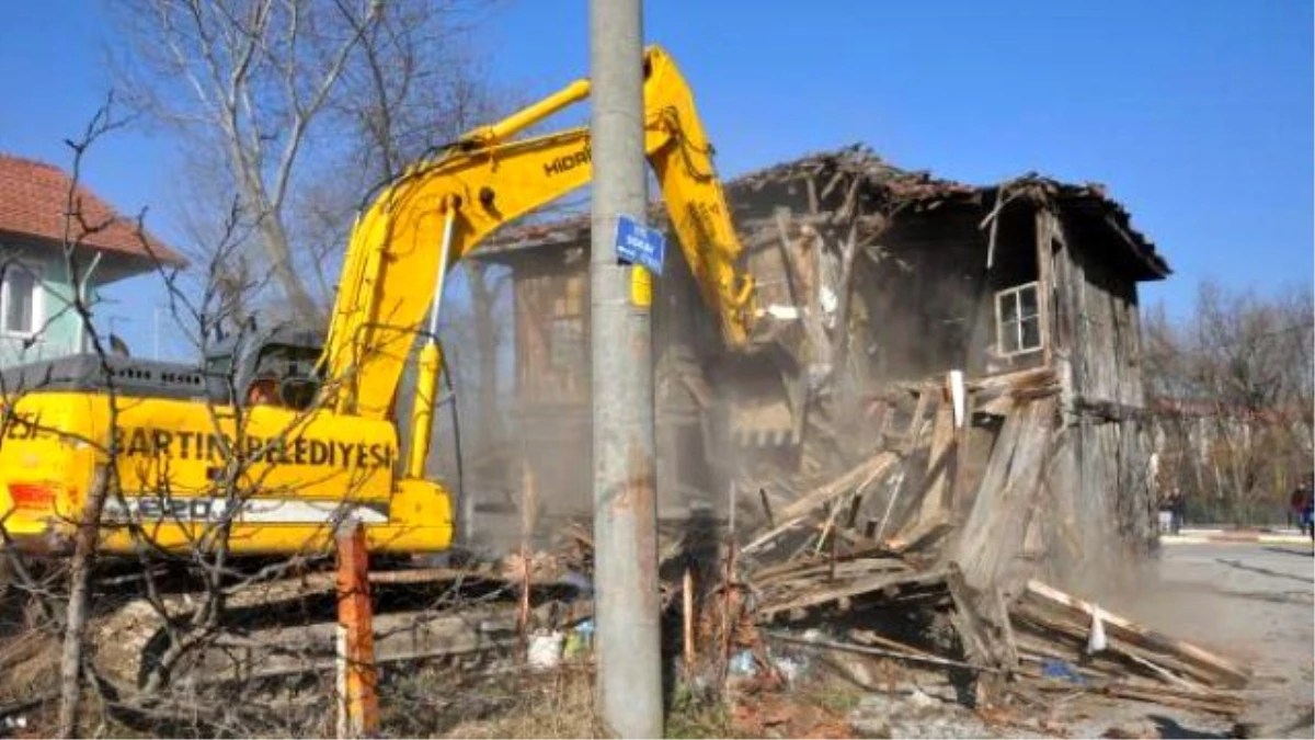 Tehlike Oluşturan Eski Bina İş Makinesiyle Yıkıldı