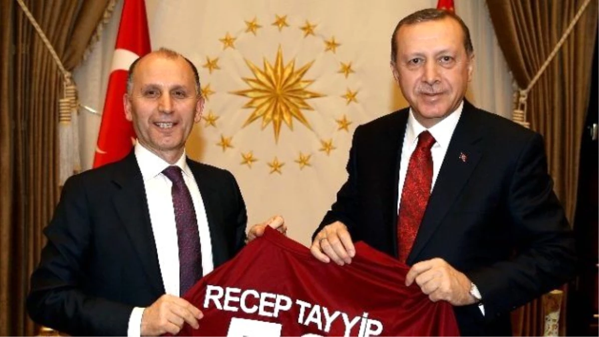 Trabzonspor Başkanı Usta, Erdoğan\'a Forma Hediye Etti